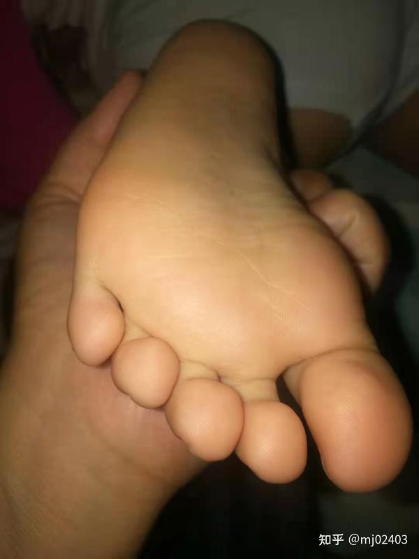 四岁小女孩的脚底为什么痒能看出什么吗