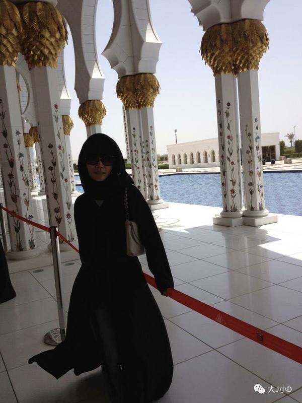 这是阿布扎比,女性进入清真寺是需要穿黑袍子把自己遮盖密实