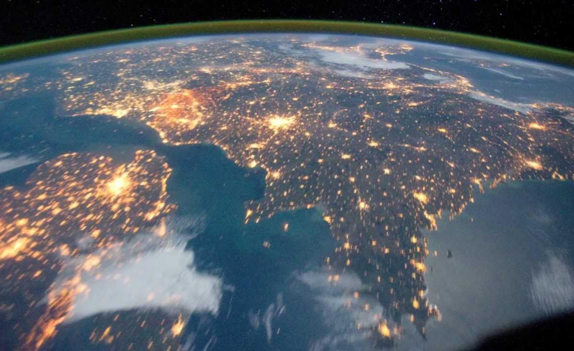 从太空看地球的国家和海岸线