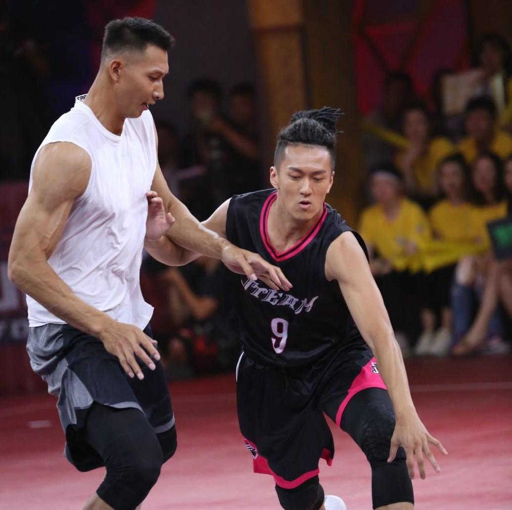25日杨政出生于北京,从骨子里就散发出来北京爷们的傲气,身高1米95cm