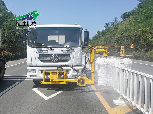 城市及高速公路养护护栏清洗车