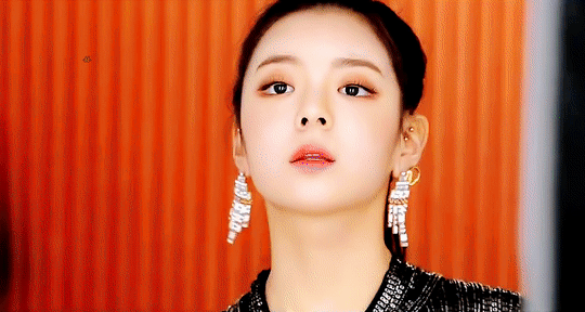 这篇要讲的三位主人公来自一篇韩网热帖——那些有贵族气质的女爱豆