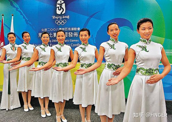 北京奥运会礼仪小姐服装种类繁多,至少有16种礼仪服装,本图是其中主要