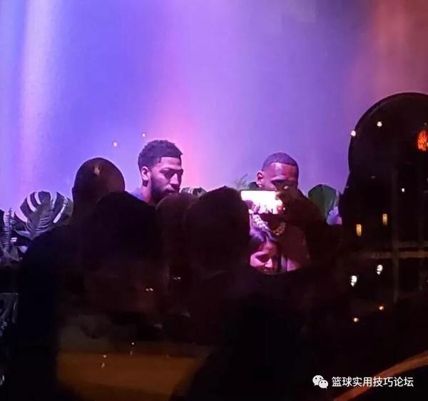 都快能做情侣头像了!詹姆斯戴维斯眉目传情好暧昧