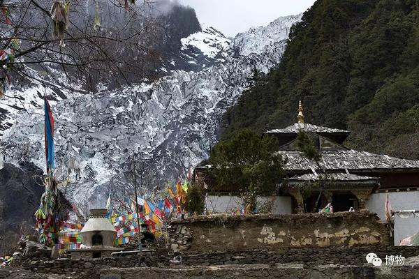 明永冰川位于梅里雪山主峰卡瓦格博之下,是低海拔(2700m),低纬度,季风