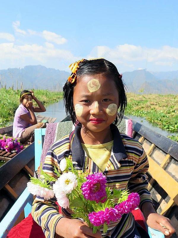 缅甸女人为什么要在美美的脸上涂鸦