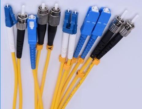 吧~ 种类 光纤跳线(又称光纤连接器)是指光缆两端都装上连接器插头