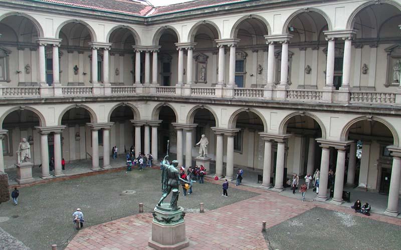 成立于1562年,为世界第一所美术学院