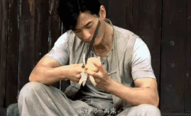 但周润发仍然没放弃. 杜月笙有一门拿手手艺——削梨.