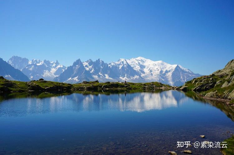 阿尔卑斯山脉阿尔卑斯山脉位于欧洲中南部,是欧洲最大的山脉,同时也是