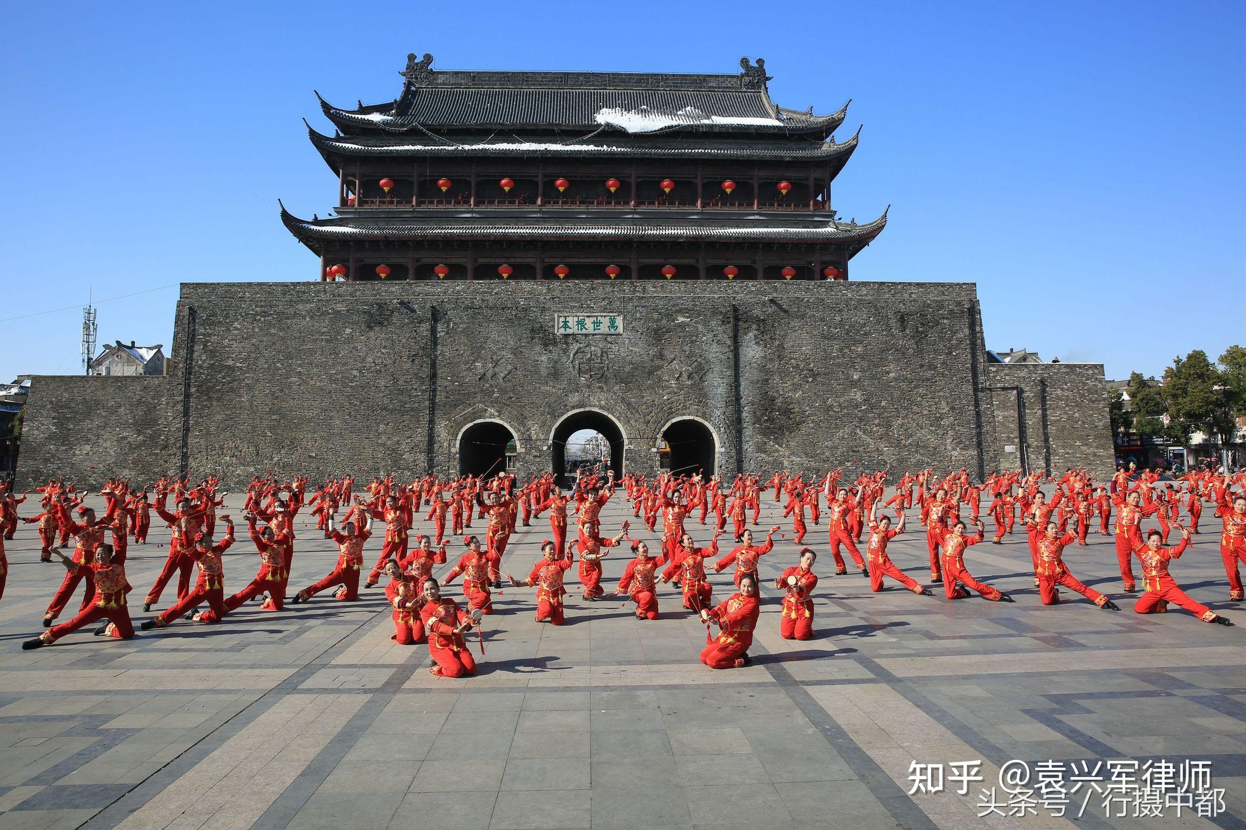 老家凤阳的鼓楼气势恢宏相传因为太高大楼顶的麻雀蛋掉落地面过程中就