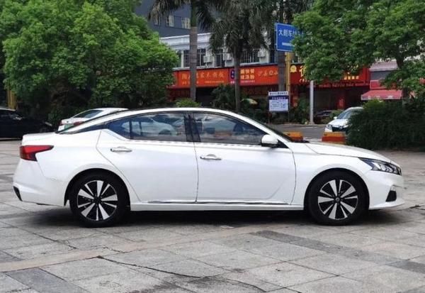 喜提爱车天籁2021款舒适版隔音不错刹车和油门响应积极灵敏