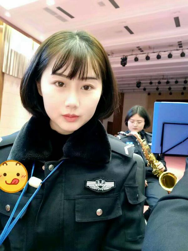 在我们警校女生必须是短发,所以发型对了就会更增加英气