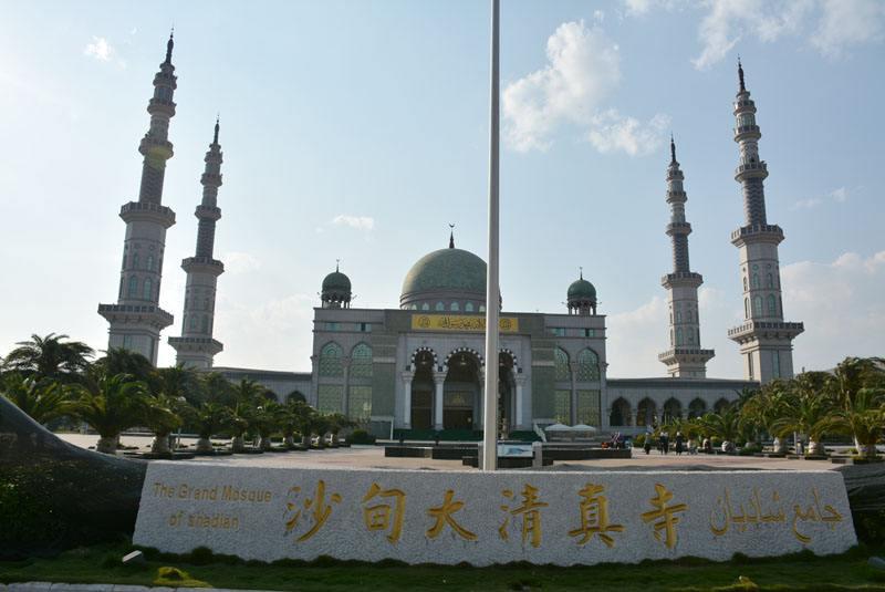 沙甸旅游景点有沙甸大清真寺(西南地区最大的清真寺),沙甸事件舍西德