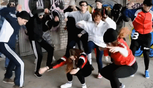 俄罗斯社会摇比内地土嗨更土,但每个穿假阿迪的混混都