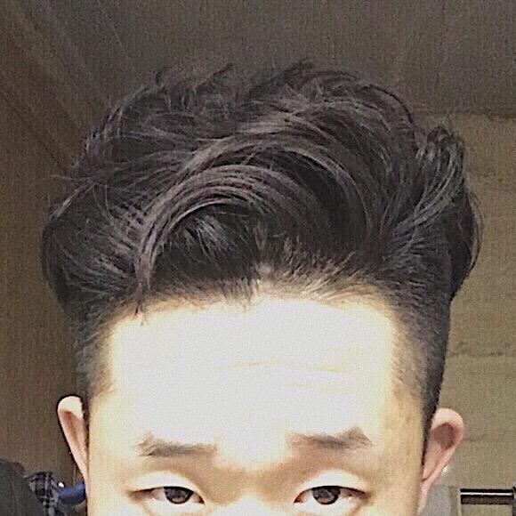 男生两侧的头发特别硬,我该怎样解决,去理发店软化头发可行么?