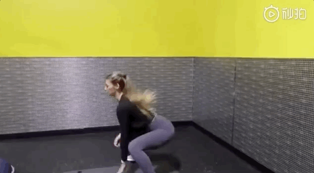 臀部训练能够让你与偏平屁股说再见,双腿分开做深蹲的弹跳姿势,以下蹲