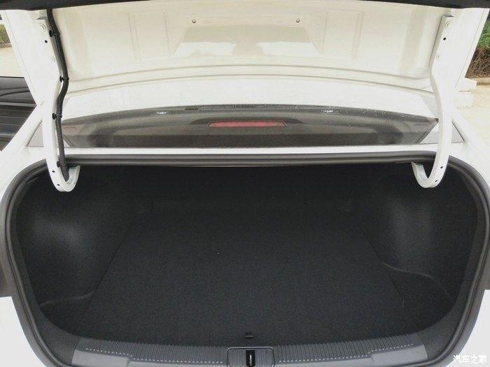 第一次感受到国产车的崛起——荣威i5的车身配置和外观分享!