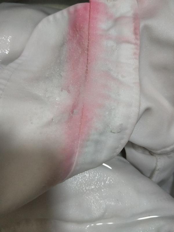 84消毒液洗衣液把衣服染红怎么处理