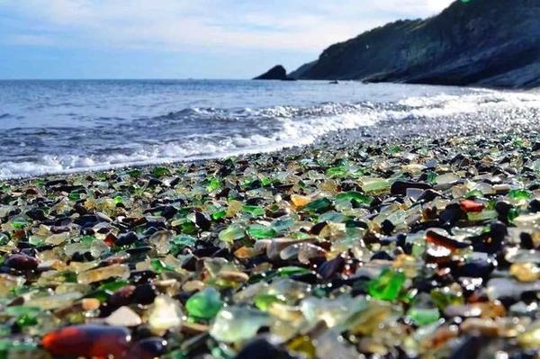 世界上唯一一片玻璃海滩位于美国加州的布拉格堡,大自然的力量将曾经