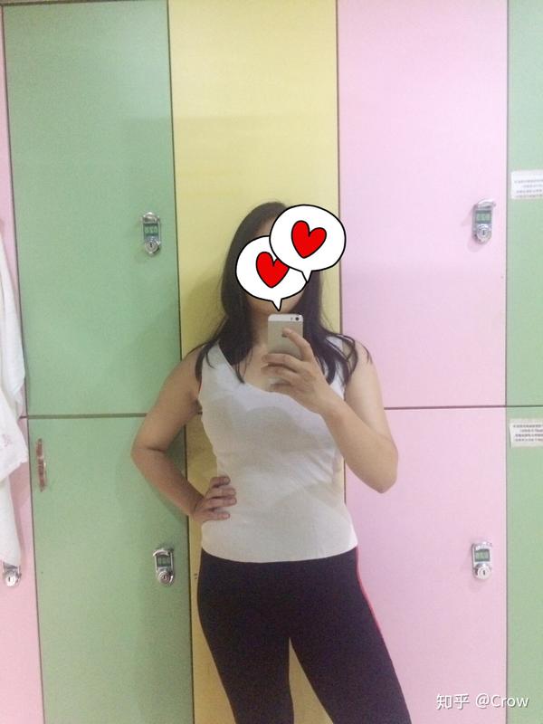 刚到更衣室,换好衣服.