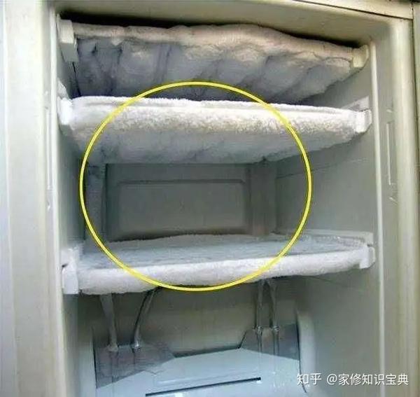 2,冰箱内排水道冰冻造成漏水的处理方法:冰箱是倒置式的,冷冻室在下面