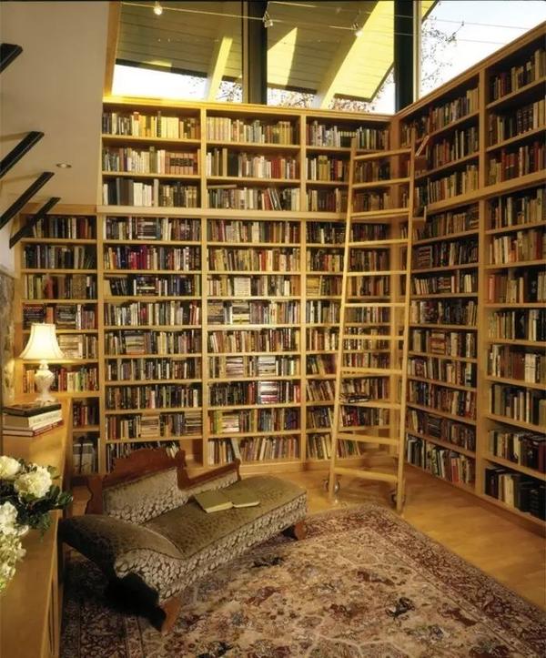 一个摆满书的书房