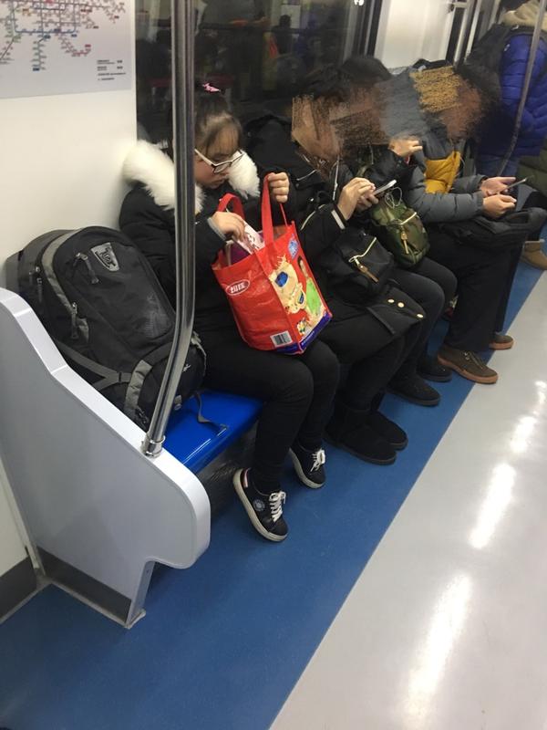 地铁上有哪些不文明的行为?