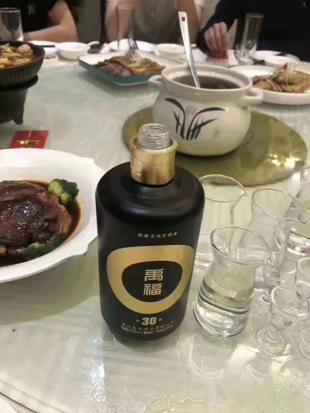 跟三台这样的品牌酒相比,禹福酒的性价比是真的高,说它是纯粮酱香酒里