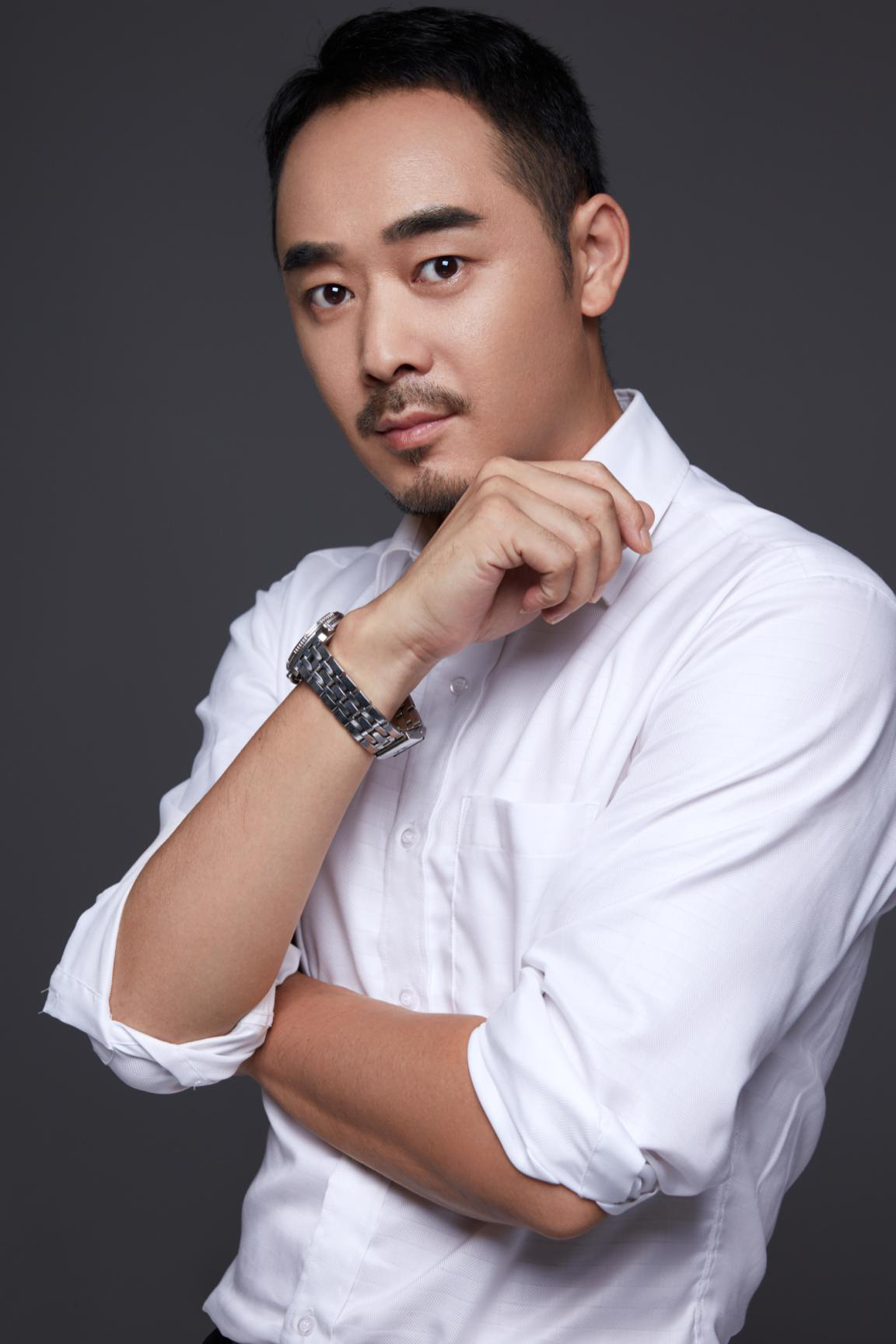 毕业于中央戏剧学院,其代表作有《再见,爸爸》《摇滚水果》《神通佛影