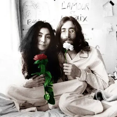 " 小野洋子与列侬出现感情危机时把助理庞凤仪推荐给列侬当情人,而