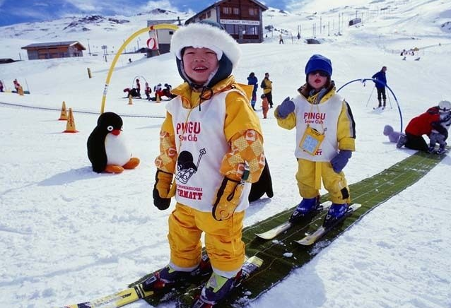 芬兰爸妈带孩子滑雪专门让孩子摔跤另类教育原因为何