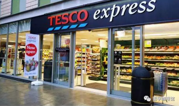 tesco express类似于中国的便利店,但懒惰的英国人是肯定不会让它24