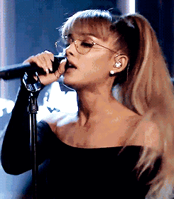 为什么都说 ariana grande 的颜特别好?