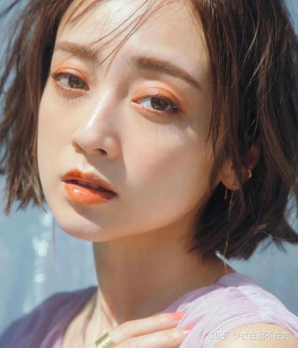 杨颖日系大片来袭,手持向日葵清雅温柔,网友:不拍戏你