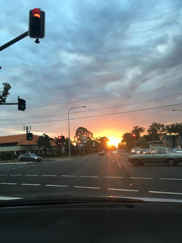 等红绿灯时的抓拍的夕阳,很美丽,但是朝着它开车路是一点都看不清