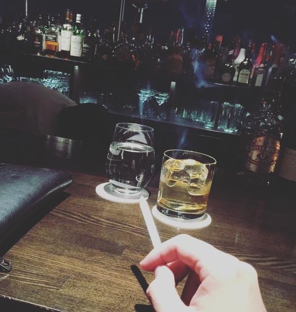 一个人抽烟,酒吧的服务生问先生你从哪里来,到哪里去.