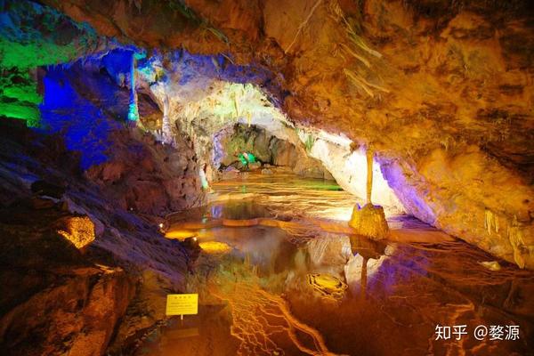 灵岩洞位于"中国最美的乡村"——江西婺源境内的灵岩洞森林公园内