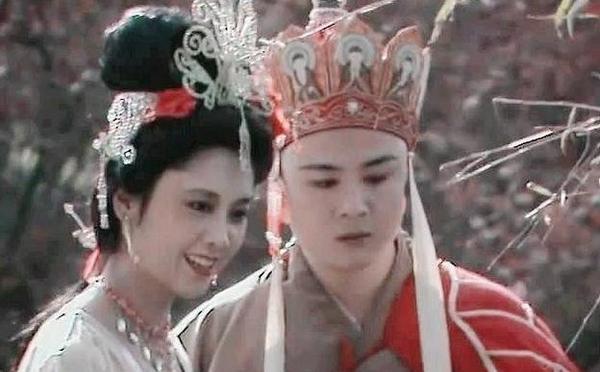 唐僧和女王游览御花园.