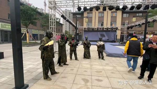 今天演的老北京铜人,也叫活雕塑,是一种行为艺术,不知道你们见过没有.