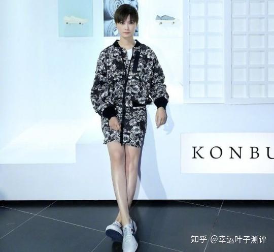 李宇春代言鬼冢虎上脚经典款大秀美腿就连杨幂都要甘拜下风