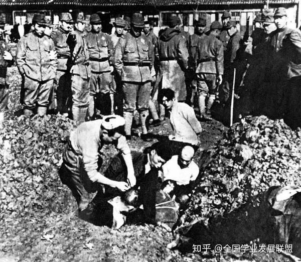 图片|1937 年南京大屠杀中,日军活埋中国士兵的情景