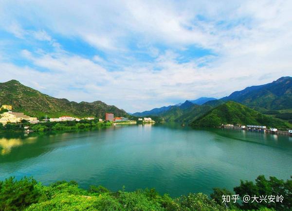 雾灵湖自然风景区位于密云县新城子乡遥桥峪,以狭长的山岳水库——遥