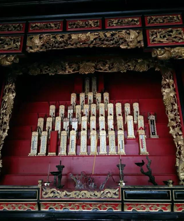 潮州某祠堂神龛上摆设的家神(图片来自百度)