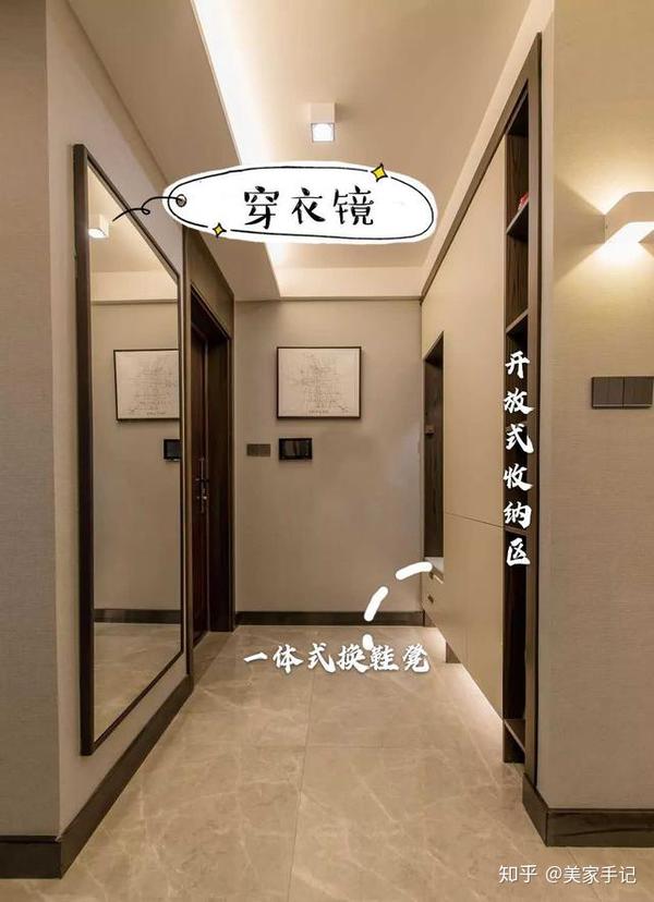 就对着入户门定制了一款顶天立地的鞋柜,如此一个独立的封闭式玄关也