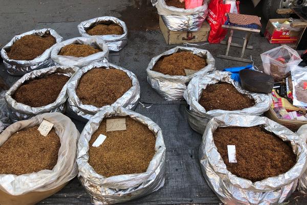 草烟,用粗纸随便一卷就可以抽,没有过滤嘴,配合烟枪使用更佳