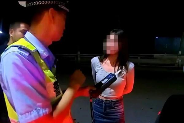 19岁少女无证酒驾被拘留