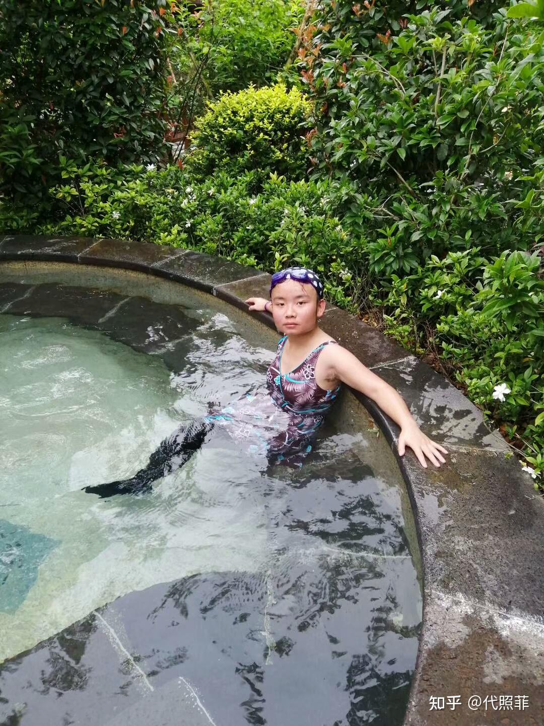 可以穿裤袜游泳吗