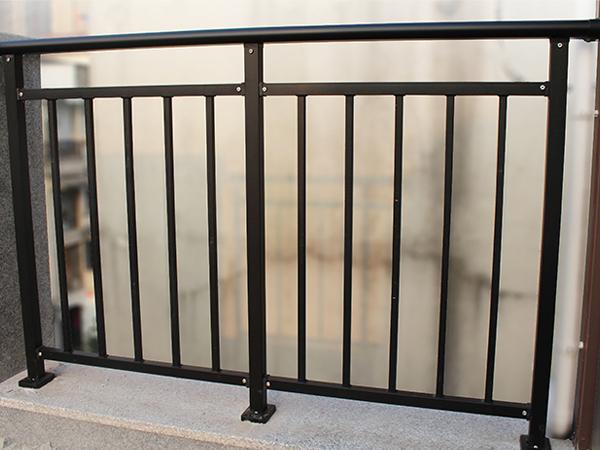 阳台护栏用哪种材质最划算