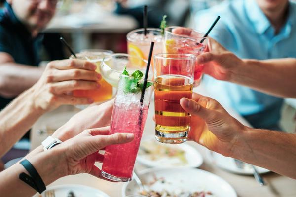 "你喝多了"英语怎么说?老外不用"you drink too much"